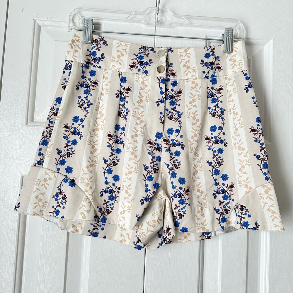 After Market Floral Print Women's Shorts in Cream and Blue Size Small